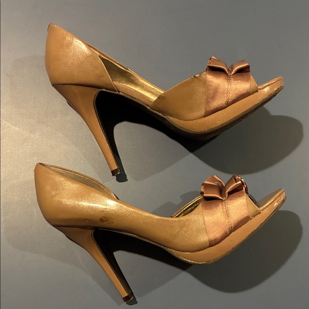 Elegant Carlos Tan Patent Peep-Toe 4” Heels 6M